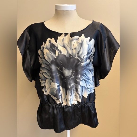 Everly Black White Floral Blouse Short Sleeve Satiny Blouse Top women's size L - Picture 1 of 7